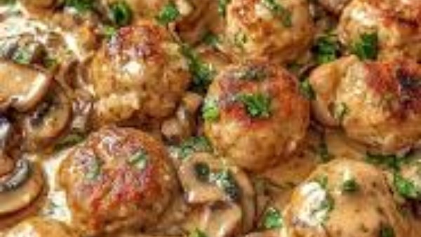 كرات دجاج بالمشروم الكريمي.