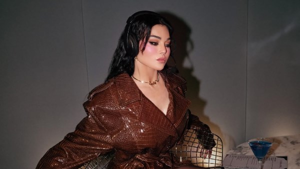 هيفاء وهبي تثير الجدل بجمبسوت قصير فوق الركبة 