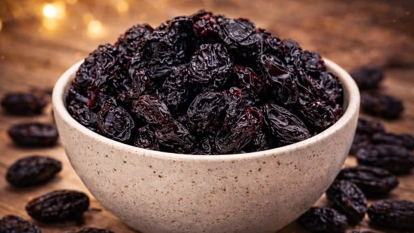 كنز للمدخنين و مرضى القولون.. منقوع الزبيب ماذا يفعل لجسمك؟