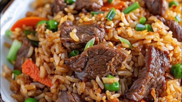 أرز مقلي بقطع اللحم على الطريقة الآسيوية