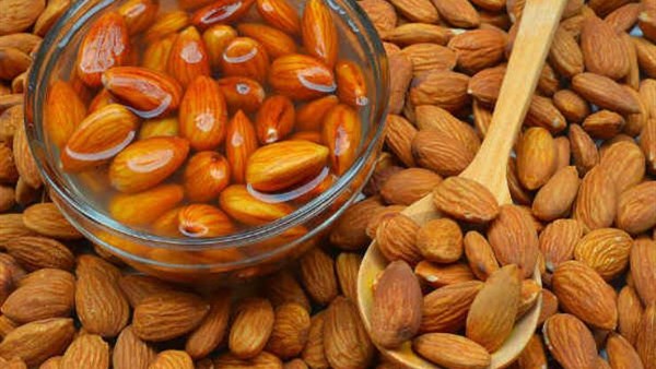 ماذا يحدث لجسمك عند تناول منقوع شراب اللوز؟