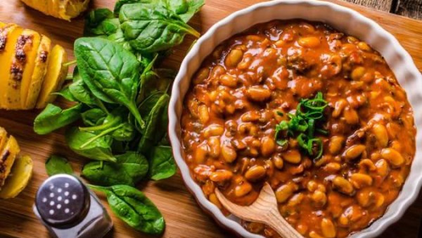 خبير تغذية يكشف أهمية تناول الفول فى السحور كمصدر نباتى