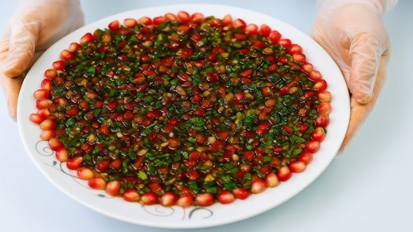  سلطة الباذنجان والفلفل المشوي مع الخضروات