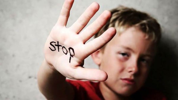 التحرش الجنسى بالطفل يدمره نفسيا