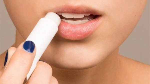 حكم وضع زبدة الكاكاو المرطبة للشفاه المتشققة خلال الصيام