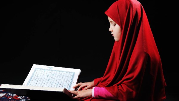 الأزهر للفتوى يوضح 13 أدبا لتعظيم كتاب الله.. تعرف علليها