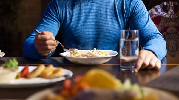 ما حدود الأكل والشرب للصائم إذا أفطر ناسيًا؟.. الإفتاء تجيب