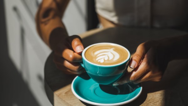 شرب القهوة والشاي يوميا يحمي من الزهايمر