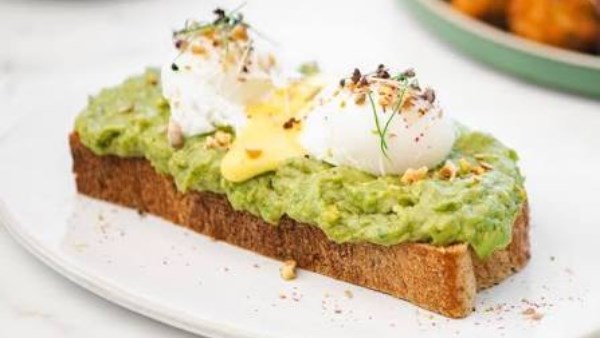 طريقة عمل عجة البيض بالأفوكادو