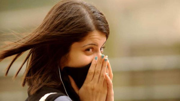 أشخاص ممنوعون من الخروج في العاصفة الترابية