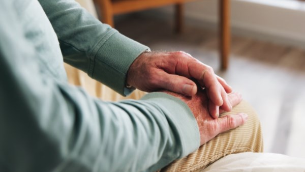 يجري حاليًا اختبار مجموعة جديدة من تحاليل الدم للكشف المبكر عن مرض ألزهايمر قبل ظهور الأعراض بسنوات طويلة