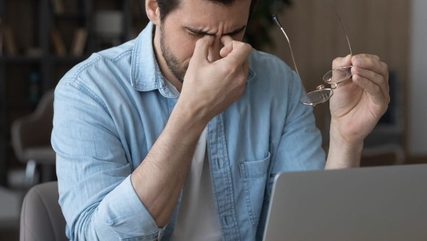 أسباب الصداع قبل الإفطار وكيف تتجنبه