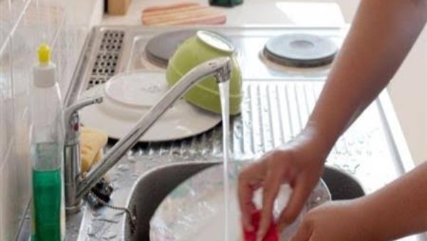 اخطاء شائعة نرتكيها عند غسل الصحون تنقل الجراثيم للطعام