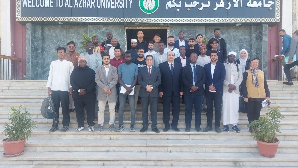 نائب رئيس جامعة الأزهر يلتقي رؤساء اتحادات الطلاب الوافدين