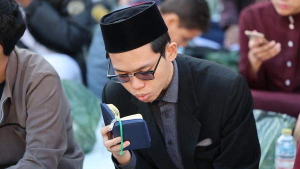 طالب وافد يقرأ القرآن