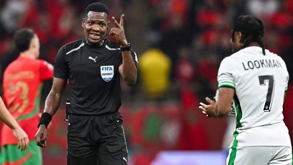 الحكم الغاني دانيال لاريـا