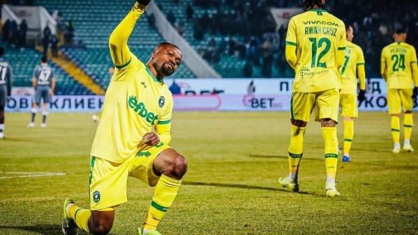 إساءات عنصرية تطال برنارد تيكبيتي في نهائي كأس السوبر البلغاري.. ماذا حدث؟