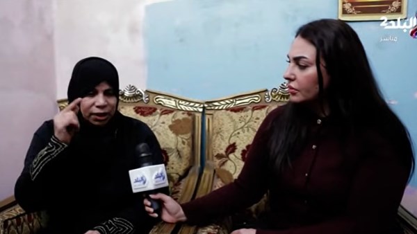 والدة محمد علي العبد، ضحية غدر زوجته في مدينة رشيد بمحافظة البحيرة