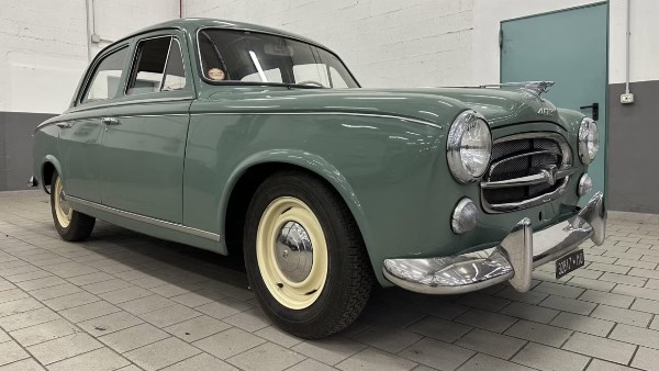 شاهد| بيجو 403 التي يقودها مؤسس شركة فيرار