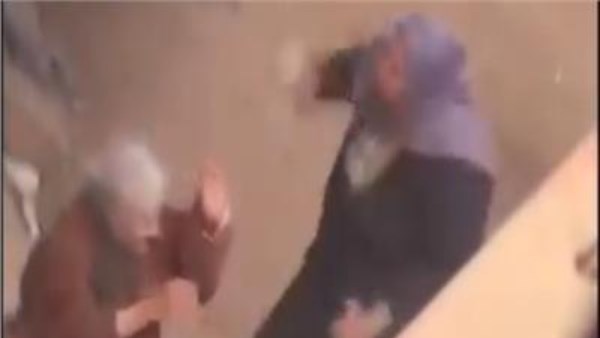 قيام سيدة بالاعتداء على والدتها