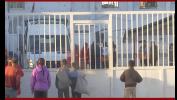 سيارات الإسعاف على مستشفى الهلال الأحمر