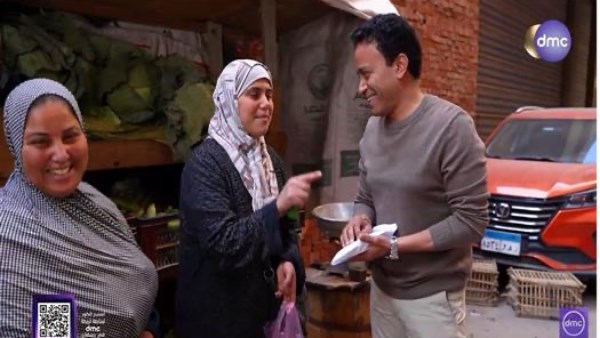 سامح حسين يُهدي بائعة خضار 20 ألف جنيه في «بركة رمضان» دعمًا لها ولأسرتها