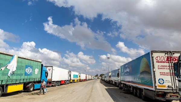 معبر رفح يعود جزئيا للحياة.. مساعدات إنسانية تدخل غزة بدعم مصري متواصل