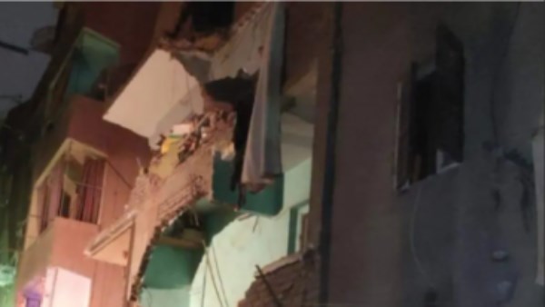 انهيار عقار بإمبابة وإنقاذ سيدة مسنة من تحت الأنقاض.. جيران الضحايا: كبير وصغير فقدوا أهلهم