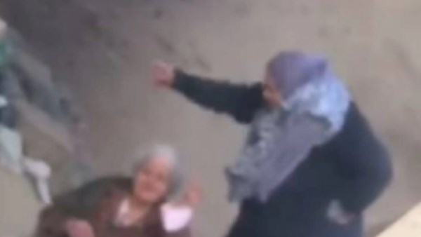 فيديو صادم.. ابنة تعتدي على والدتها المسنة والأمن يتدخل| تفاصيل