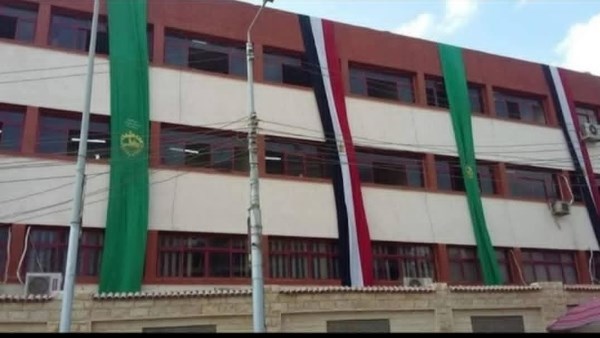 عامل يصطحب سيدة ليلا لمدرسة بالخصوص.. ومدير أحد المدارس: سمعنا عن سلوكه دون دليل