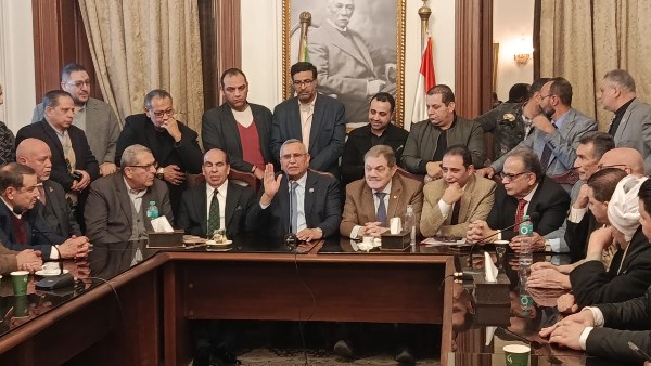 عبدالسند يمامة يسلم رئاسة حزب الوفد للدكتور السيد البدوي شحاتة