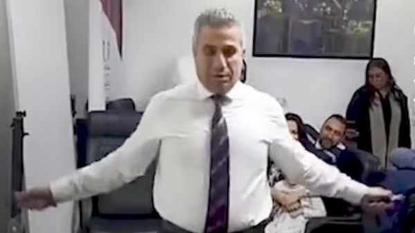 محمد سمير وهو يمارس نط الحبل 