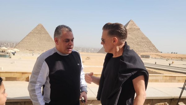 الفنان العالمي براين آدمز وأسرته يزورون منطقة أهرامات الجيزة