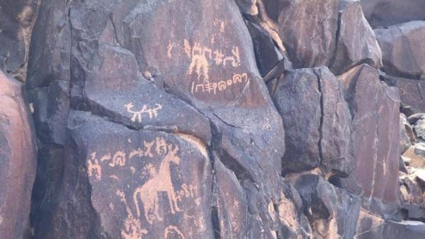 سر النقًوش الصخرية ونحتها في الجبال 