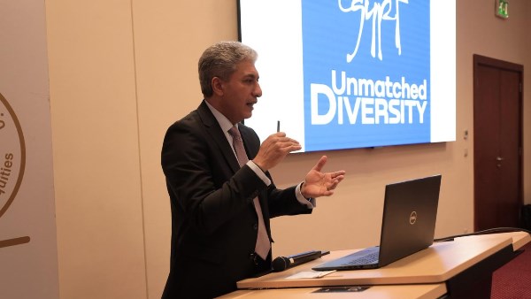 وزير السياحة والآثار 