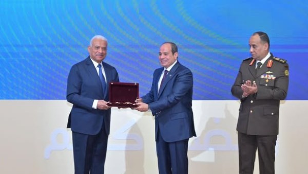 الرئيس السيسي يكرم  الفريق أول عبد المجيد صقر وزير الدفاع السابق