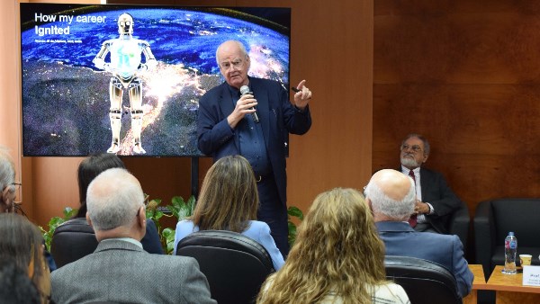 جانب من الندوة