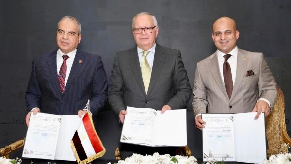 جانب من التوقيع 