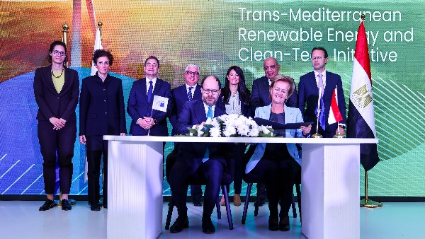 جانب من التوقيع 