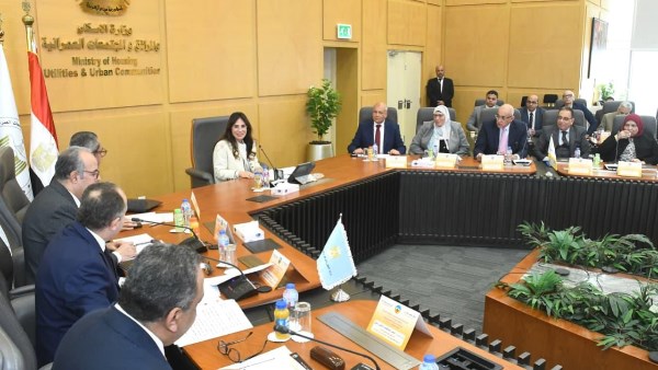 وزيرة الإسكان واعضاء شركة المقاولون العرب 