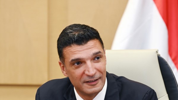 وزير الصناعه 