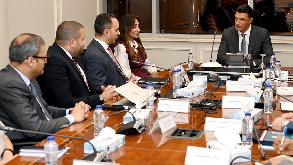  المهندس خالد هاشم، وزير الصناعة في مصر، مع ممثلي شركة نيسان للسيارات