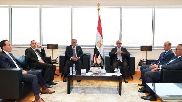 جانب من اجتماع وزير الاستثمار 