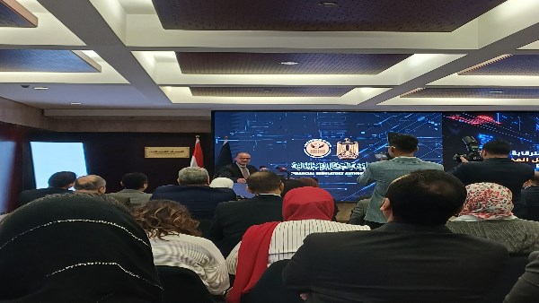 الدكتور محمد فريد وزير الاستثمار والتجارة الخارجية 