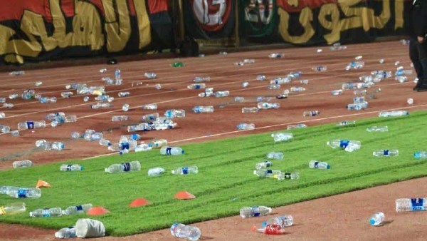 زجاجات المياة الملقاه من الجماهير 