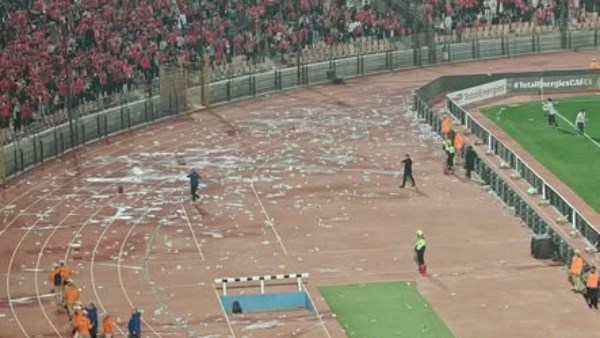 زجاجات المياة الملقاه من الجماهير 