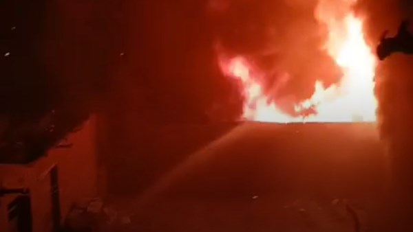 محاولات السيطرة علي الحريق