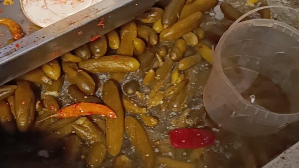 التحفظ على 315 طن مخللات مجهولة المصدر بالمنوفية