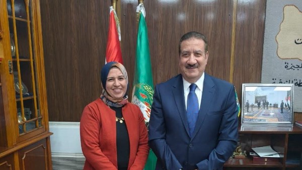 محافظ المنوفية السابق مع محررة صدي البلد 