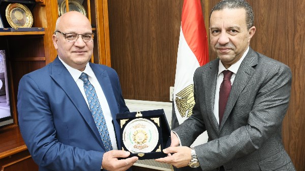 محافظ المنوفية يكرم مدير مديرية الزراعة السابق تقديراً لجهوده محافظ المنوفية يكرم مدير مديرية الزراعة السابق تقديراً لجهوده